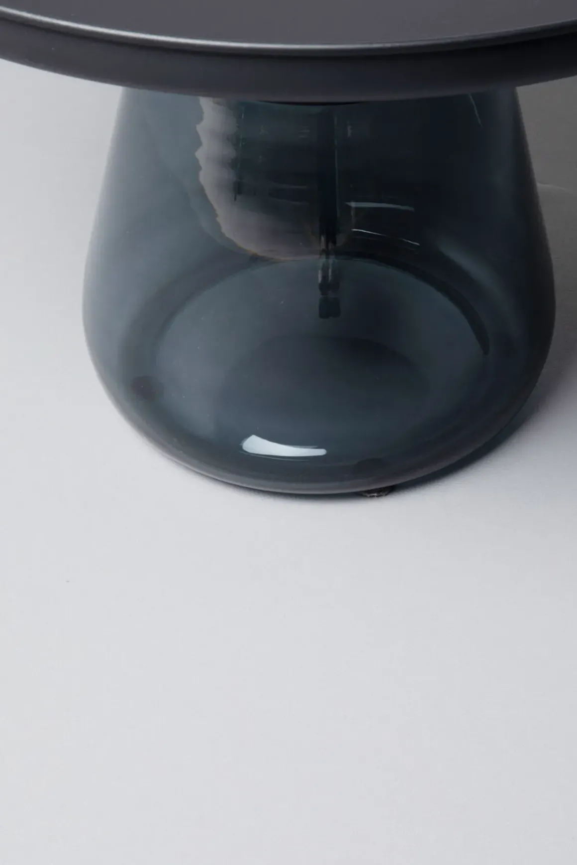 Sidobord Bottiglia smoke - Mörkgrå, Ø60cm - KARE Design
