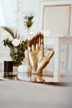 Skulptur Mano - Hand i Guldfinish - KARE Design