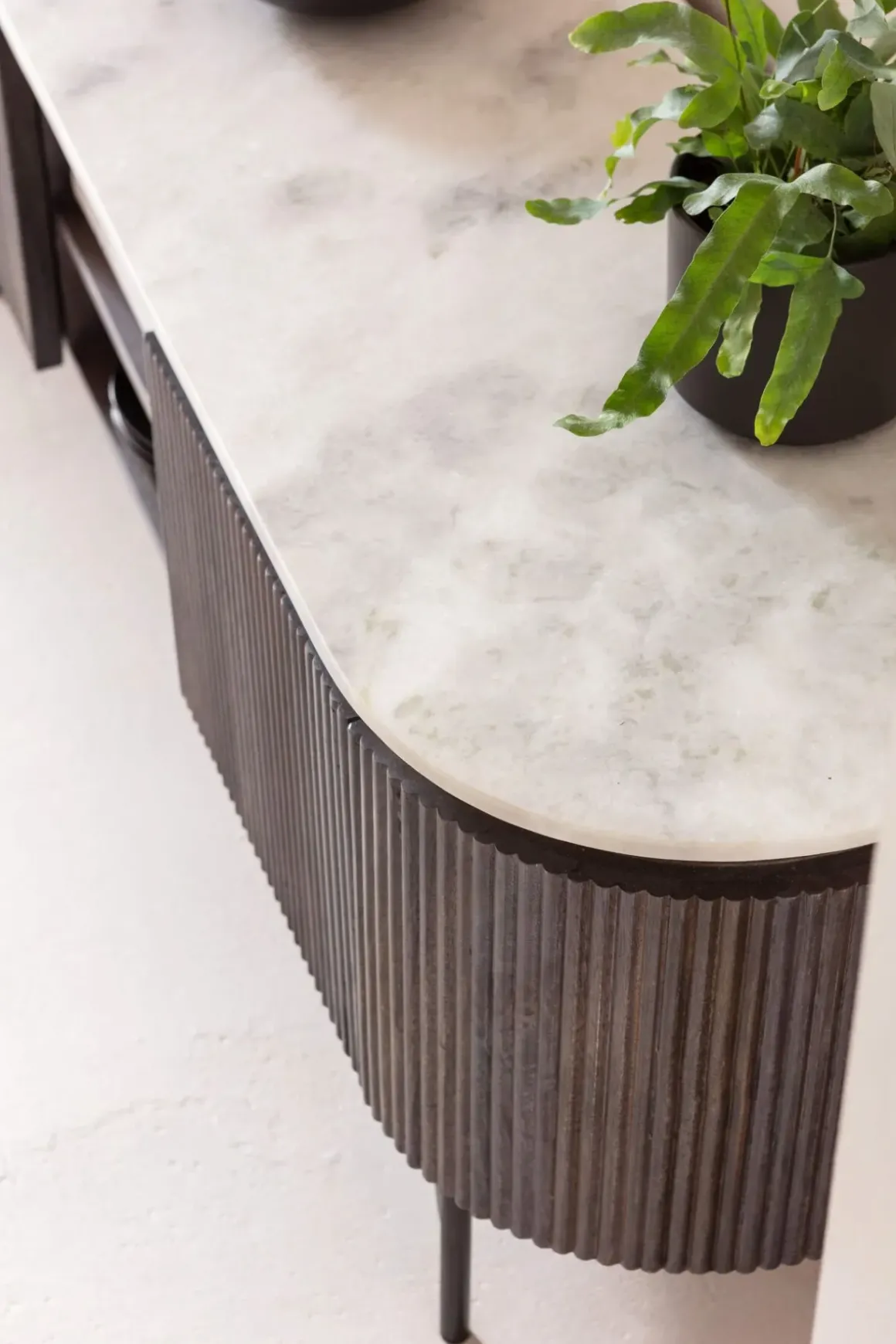 Tv-Bänk Glenn - Mörkgrå Trästruktur/Marmor, 54x150cm - KARE Design